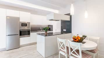 Een koelkast, een magnetron, een oven, een kookplaat