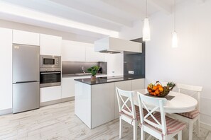 Kjøleskap, mikrobølgeovn, ovn og kokeplater