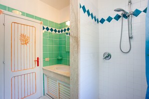Een douche, een haardroger, handdoeken