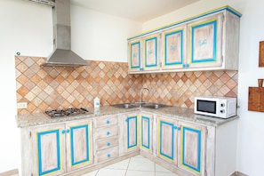 Kühlschrank, Mikrowelle, Herdplatte, Geschirrspüler