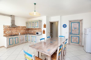 Kühlschrank, Mikrowelle, Herdplatte, Geschirrspüler