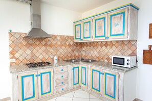 Jääkaappi, mikroaaltouuni, liesi, astianpesukone