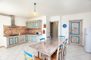 Jääkaappi, mikroaaltouuni, liesi, astianpesukone