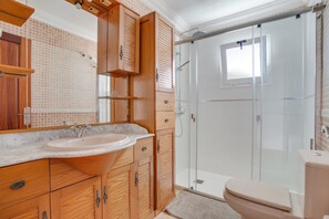 Regadera, secadora de cabello, toallas 