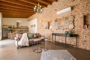 Living area - 'Casa Rural La Morisca' with Mountain Views, Pool, Wi-Fi, Garden and Air Conditioning (Tuineje)