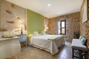 3 slaapkamers, een strijkplank/strijkijzer, gratis wifi, beddengoed