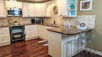 Full-sized fridge, microwave, oven, stovetop