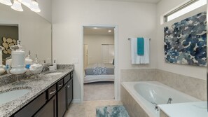 Secadora de cabello, toallas, jabón, shampoo