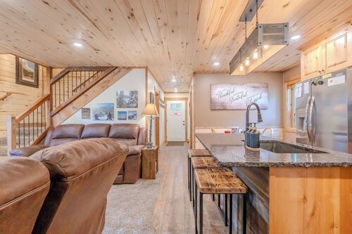 Cozy Cabin Nestled in the Pines 