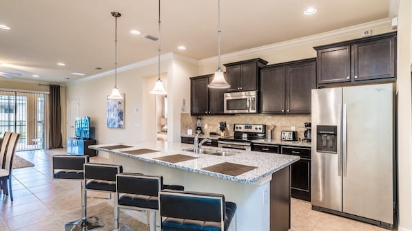 Frigorifero, microonde, forno, piano cottura