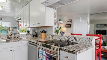 雪櫃、微波爐、焗爐、爐具