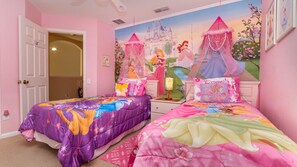 6 bedrooms, iron/ironing board, internet, bed sheets