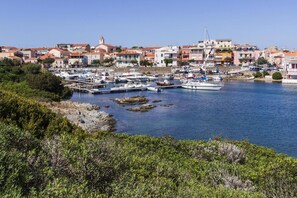 Immediate Surroundings [summer] (<1 km) - Residence Capo Falcone, Stintino (Stintino)
