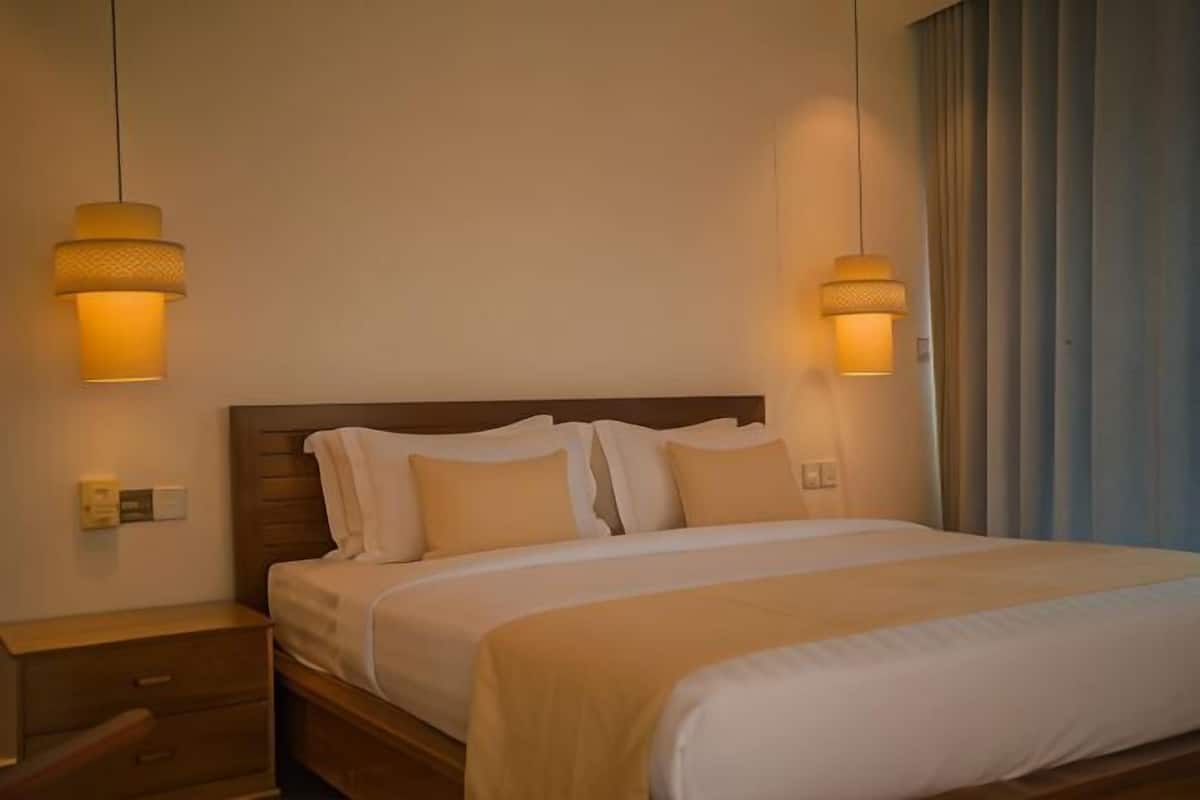 Hypo-allergenic bedding, minibar, in-room safe, desk
