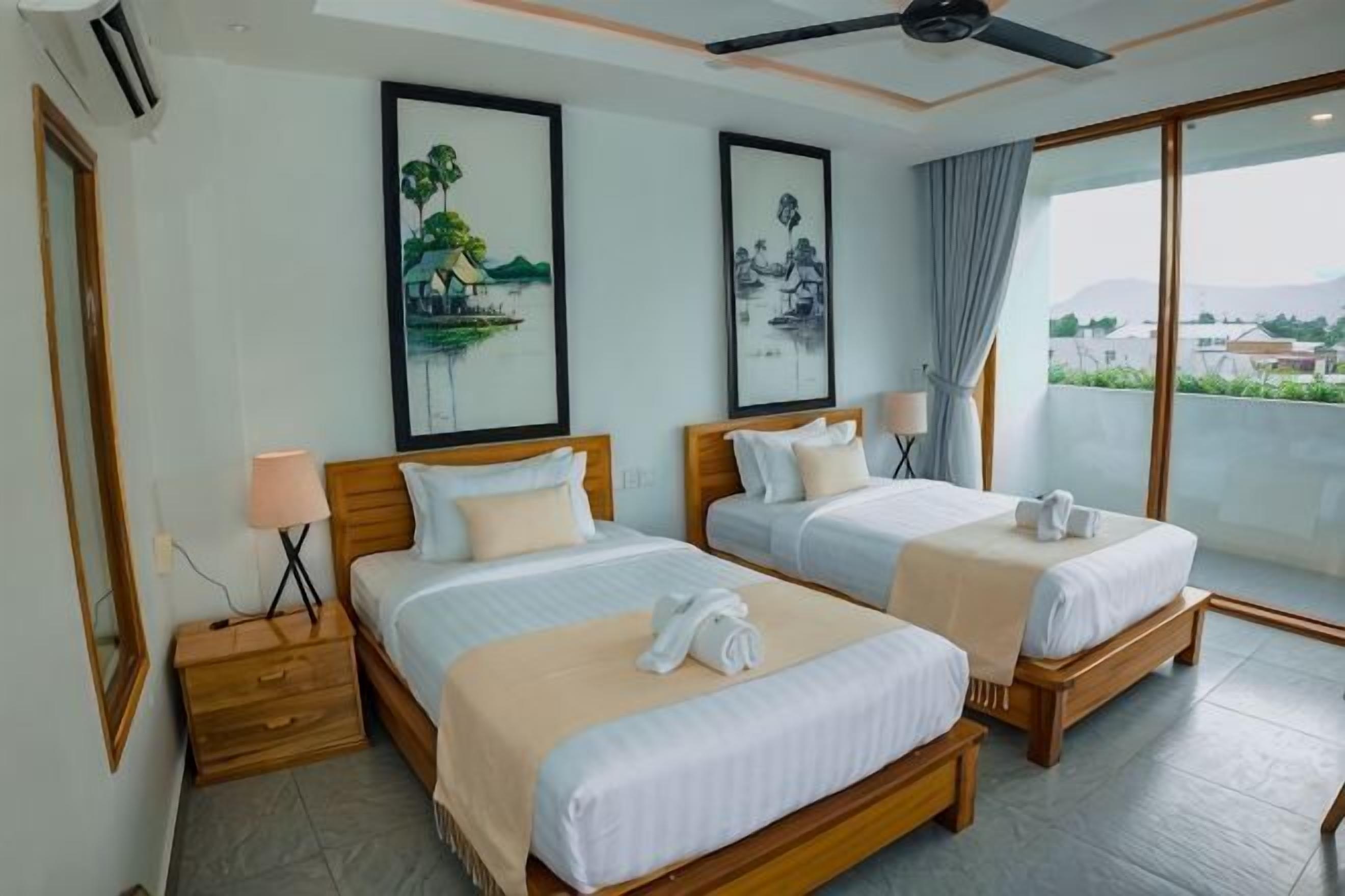 Ropa de cama hipoalergénica, minibar, caja fuerte y escritorio