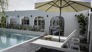 Una piscina techada, una piscina al aire libre