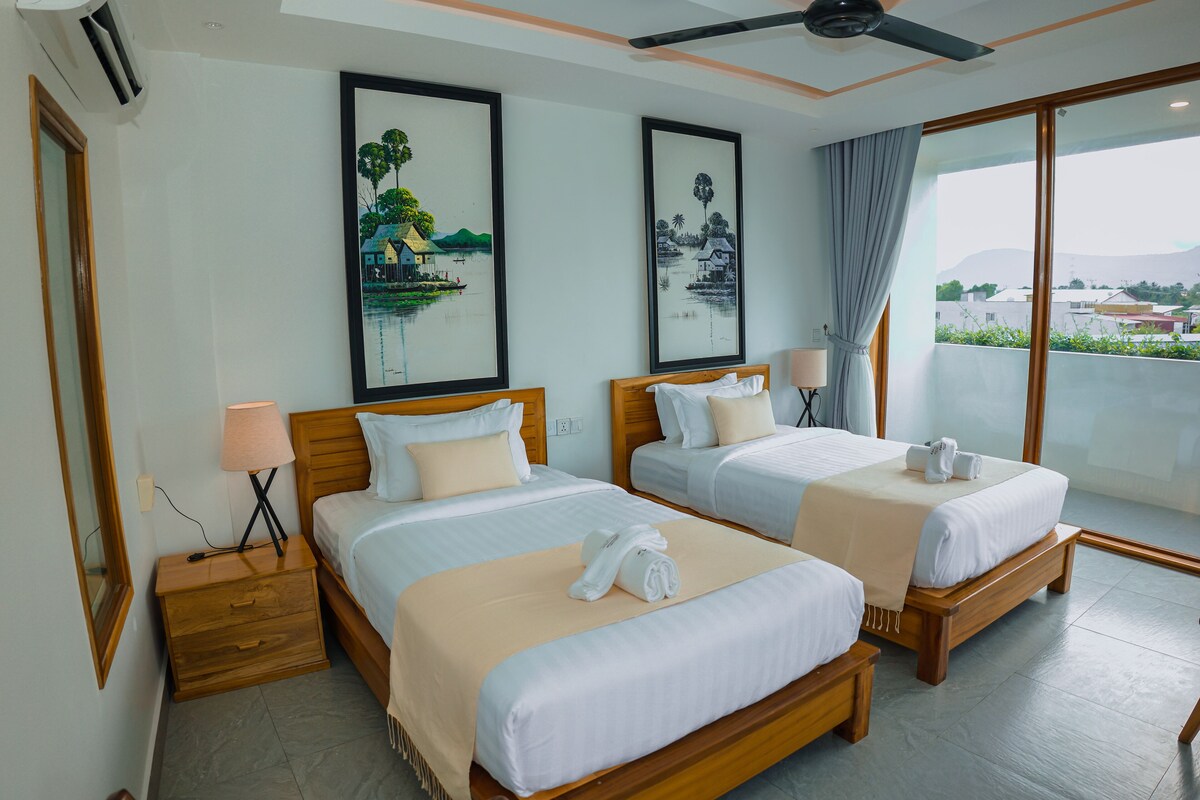 Hypo-allergenic bedding available, minibar, in-room safe, desk
