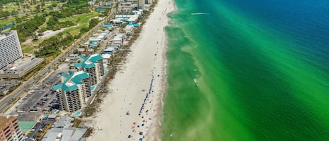 En la playa, sillas reclinables de playa