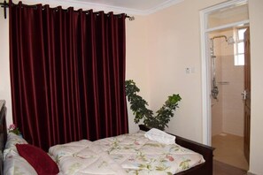 4 bedrooms, iron/ironing board, WiFi