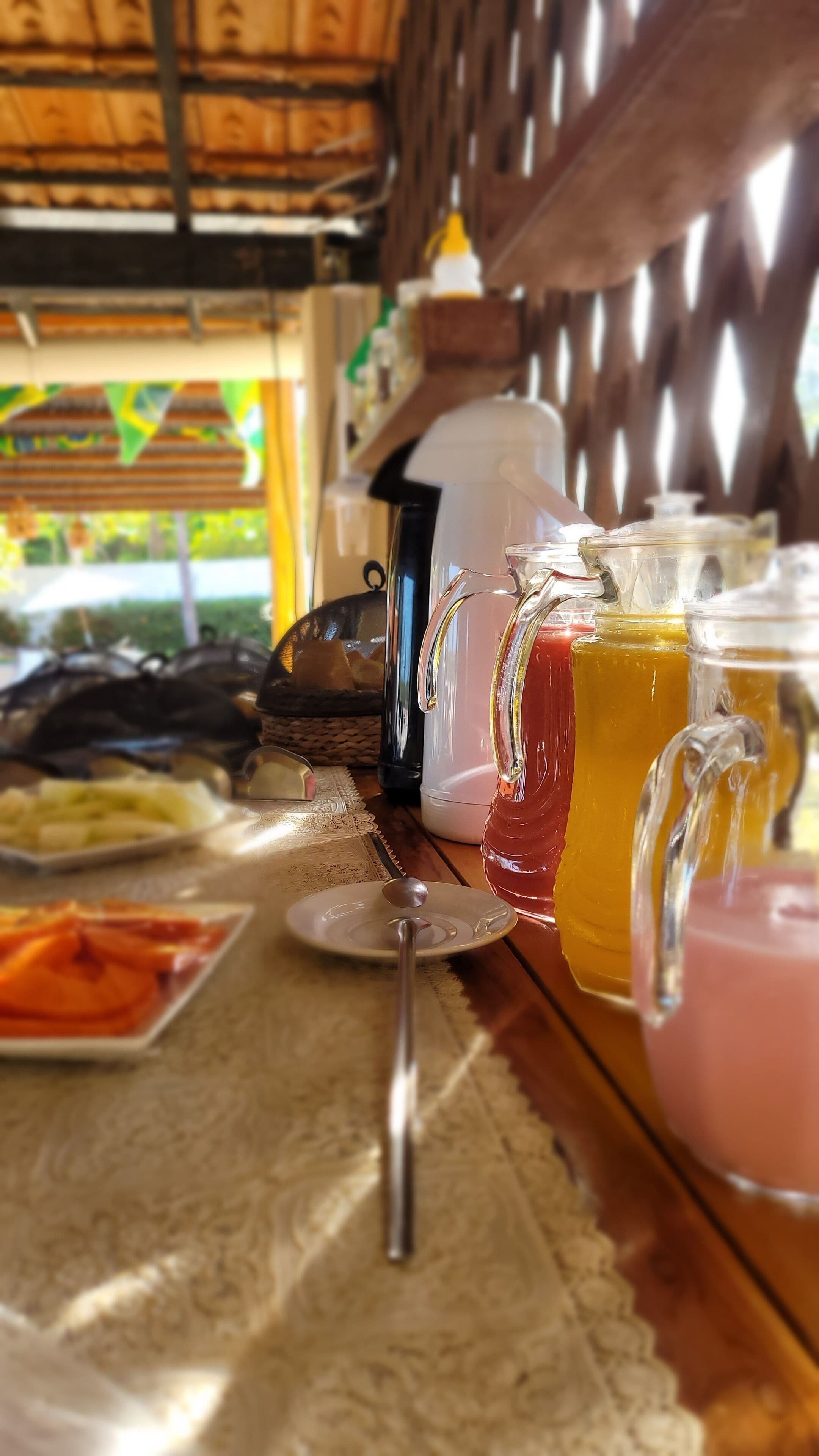 Une table de buffet proposant une variété de plats et de boissons.