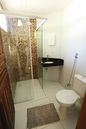 Standard Triple Room | Bathroom | Shower, towels, soap, toilet paper - Pousada Vila Cajuína - Luís Correia (Luis Correia)