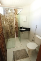 Quarto triplo standard | Banheiro | Chuveiro, toalhas de banho, sabonete, papel higiênico
