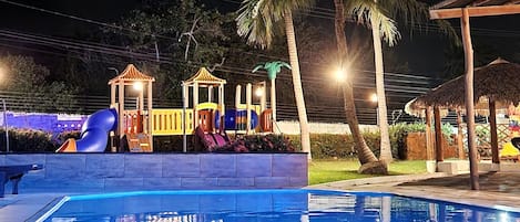Piscina all'aperto, lettini