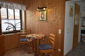 Dining - No.2 / 3-room vacation home (65m², 2-5 pers.) - Ferienhäuser Alt Farpen am Salzhaff (Blowatz)
