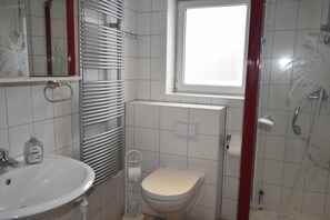 Shower, towels, toilet paper - No.2 / 3-room vacation home (65m², 2-5 pers.) - Ferienhäuser Alt Farpen am Salzhaff (Blowatz)
