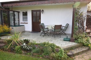 Outdoor dining - No.2 / 3-room vacation home (65m², 2-5 pers.) - Ferienhäuser Alt Farpen am Salzhaff (Blowatz)