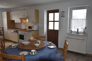 Jääkaappi, mikroaaltouuni, uuni, astianpesukone