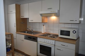 Jääkaappi, mikroaaltouuni, uuni, astianpesukone