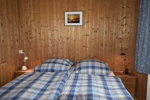 2 bedrooms, travel cot, bed sheets