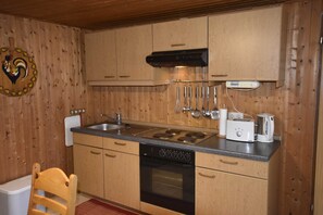 Køleskab, mikrobølgeovn, højstol