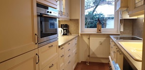 Kühlschrank, Mikrowelle, Ofen, Geschirrspüler