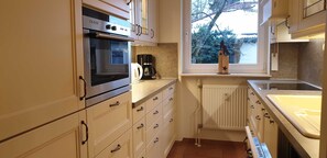 Kühlschrank, Mikrowelle, Ofen, Geschirrspüler