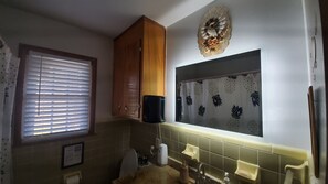 Kombination af bruser/badekar, hårtørrer, håndklæder, Sæbe