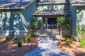 Exterior - 10 Minute Walk to Beach!  Two Master Suites, Bunk Bedroom, Den with Pool Table, Expansive Back Porch (Kiawah Island)
