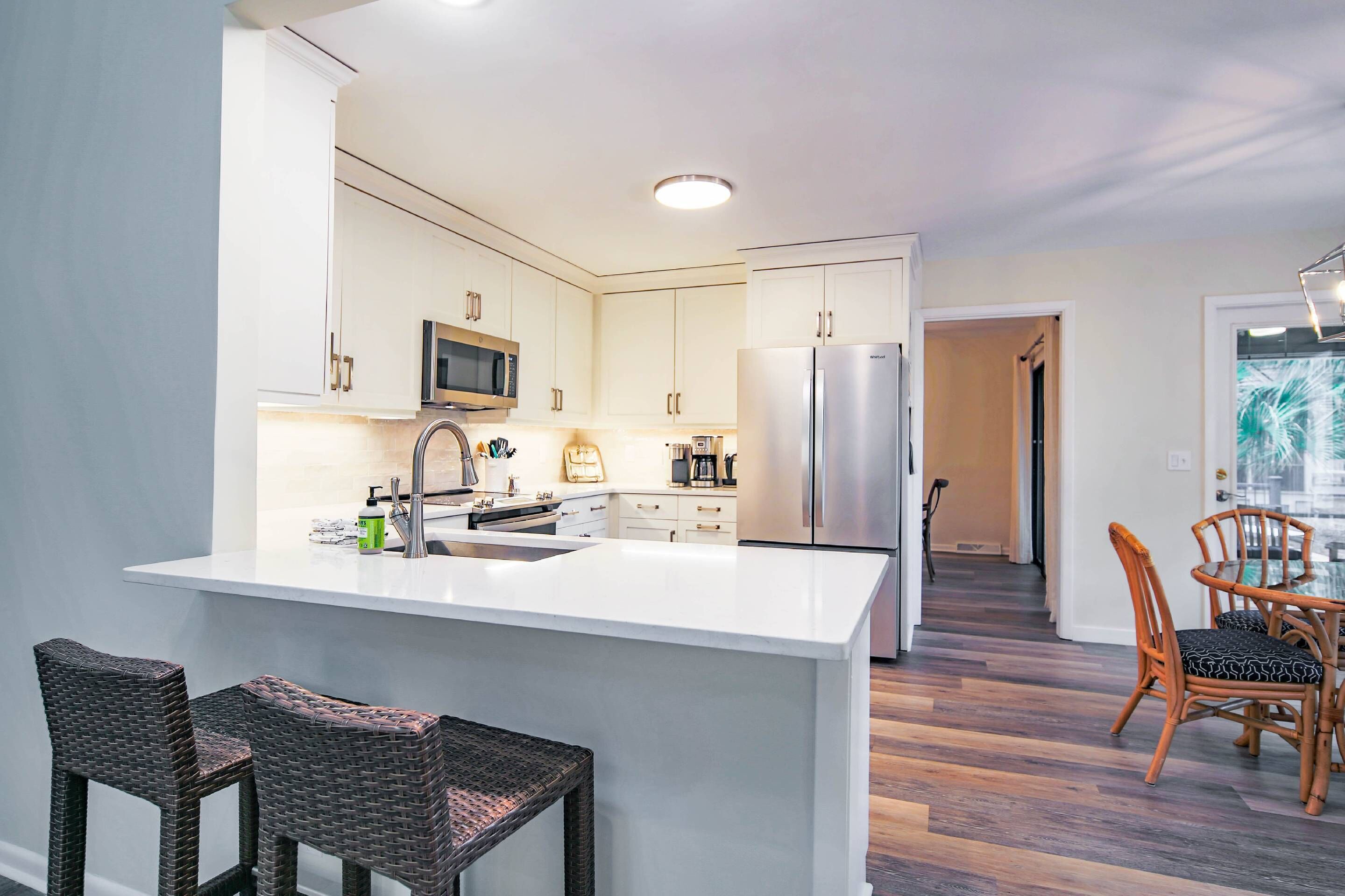 Réfrigérateur, micro-ondes, lave-vaisselle, cafetière/bouilloire