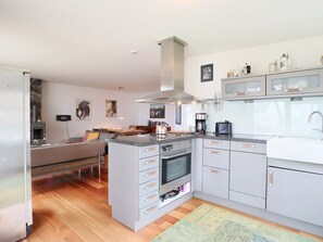 Refrigerador, horno, lavavajillas y cafetera y tetera 