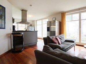 Televisión y chimenea 