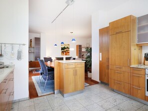 Refrigerador, horno, lavavajillas y cafetera y tetera 