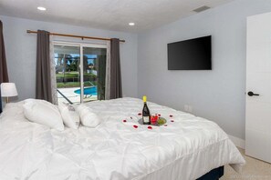 2 bedrooms, iron/ironing board, free WiFi, bed sheets - Hidden Gem-Walking Distance to Downtown Cape Coral (Cape Coral)