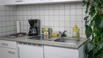 Réfrigérateur, micro-ondes, plaque de cuisson, cafetiÚre/bouilloire