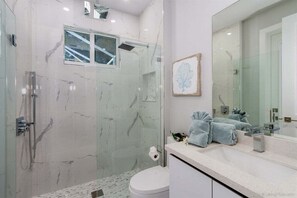 Badewanne, Haartrockner, Handtücher