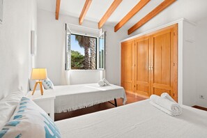 3 bedrooms, desk, iron/ironing board, free WiFi