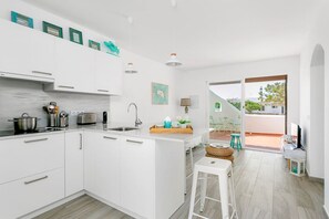 ثلاجة، ميكروويف، غسالة أطباق، ماكينة لصنع القهوة/الشاي