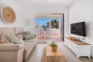 TV - Blue Moon · Blue Moon apartment -100 mts from the sea- Menorca (Cap d`Artrutx)