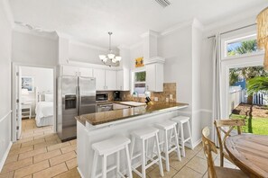 Cafetera y tetera, refrigerador, microondas y horno 