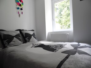 5 bedrooms, travel cot, free WiFi, bed sheets - Large renovated house in a quiet location close to the village (all services on foot) (ST JULIEN CHAPTEUIL)